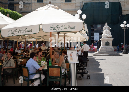 Les touristes de manger au Café, Place de la République, Codina, Valletta, Malte Banque D'Images