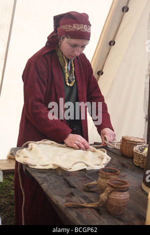 Présentation d'un ancien, oublié Craftsman's professions. Une femme en costume traditionnel de faire un tambour. La Pologne, Ogrodzieniec. Banque D'Images