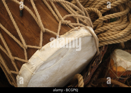 Présentation d'un ancien, oublié Craftsman's professions. Le tambour à la main. La Pologne, Ogrodzieniec. Banque D'Images