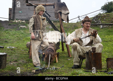 Présentation d'un ancien, oublié Craftsman's professions. L'atelier du forgeron. La Pologne, Ogrodzieniec. Banque D'Images