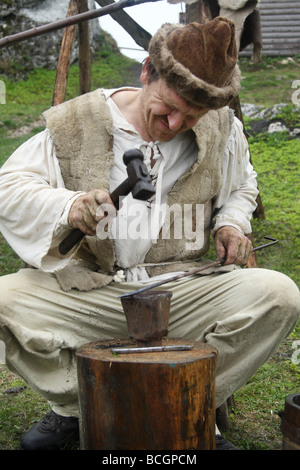 Présentation d'un ancien, oublié Craftsman's professions. L'atelier du forgeron. La Pologne, Ogrodzieniec. Banque D'Images