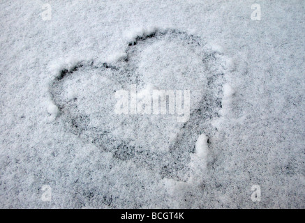 Amour coeur dessiné dans la neige Banque D'Images