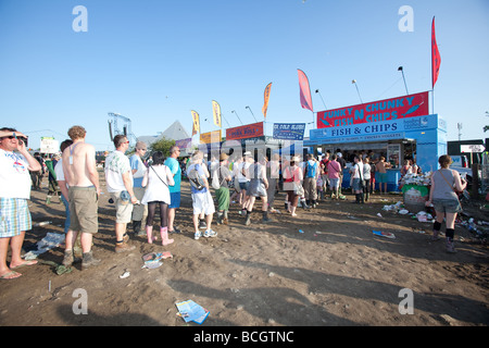 Faites la queue pour le fish and chips shop, la zone du marché au Glastonbury Festival 2009 Somerset Angleterre Banque D'Images