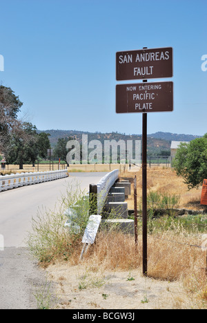 Ce pont près de Parkfield, CA, traverse la faille de San Andreas. Le pont est tordu à la tremblements précédent et le mouvement. Banque D'Images