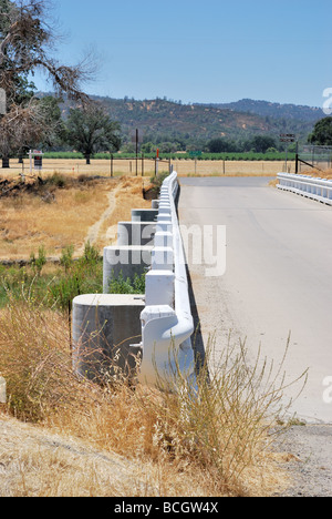 Ce pont près de Parkfield, CA, traverse la faille de San Andreas. Le pont est tordu à la tremblements précédent et le mouvement. Banque D'Images