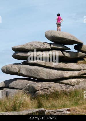 Femme se tenait sur le dessus des roches sur le bord de la carrière de Cheesewring Cornwall Bodmin Moor Banque D'Images