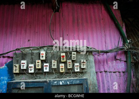 Les contacteurs électriques sur un mur dans le pauvre bidonville de Dharavi à Mumbai (Bombay) en Inde. Banque D'Images