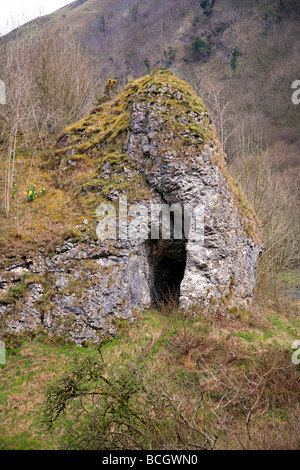 Des grottes à Dovedale rivière Dove White Zone Parc national de Peak District Derbyshire Dales England UK Banque D'Images