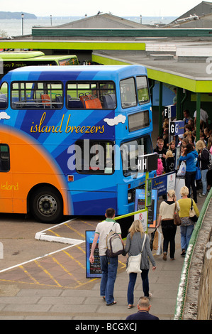 Station de bus Ryde, Isle of Wight Angleterre UK passagers attendent à bord Banque D'Images