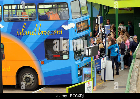 Station de bus Ryde, Isle of Wight Angleterre UK passagers attendent à bord Banque D'Images