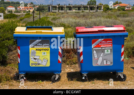 De grands bacs de recyclage de papier pour le plastique et le métal à Ammes Beach sur l'île grecque de Céphalonie, Grèce GR Banque D'Images