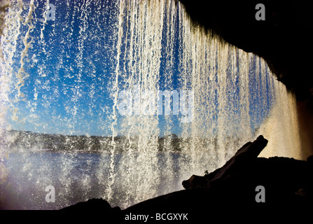 Le voile est la cascade de Canaima l'un des rares cascades on peut photographier derrière le voile de la chute d'eau Banque D'Images