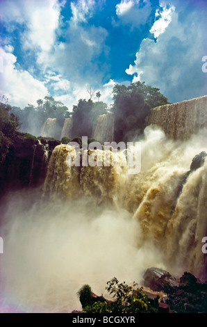 Cascades d'Iguazu Brésil Argentine border de magnifiques chutes d'Iguaçu avec Brouillard et nuages Brésil/Argentine Banque D'Images