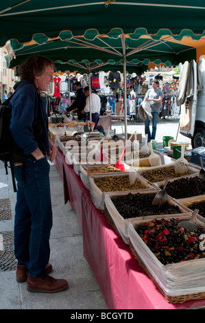 Blocage des olives au marché de Bagnols sur ceze Languedoc France Banque D'Images