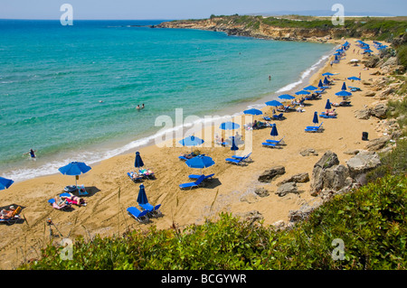 Les touristes se détendre sur les chaises longues et parasols sur la petite plage Ammes Beach sur l'île grecque de Céphalonie, Grèce GR Banque D'Images