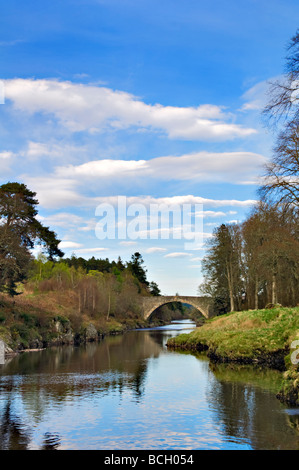 La rivière Carron, dont beaucoup de pêcheurs à utiliser pour la pêche, prises sur une belle soirée de printemps avec le pont à Woodcliff Lake en Ecosse. Banque D'Images