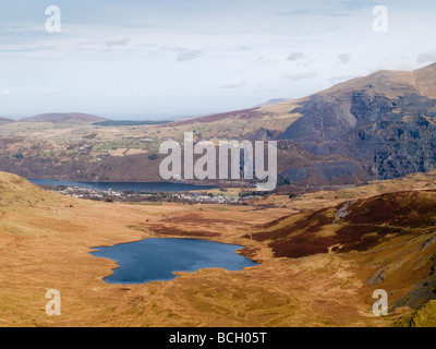 Dwythwch Llyn et afficher jusqu'à Llanberis village de Foel Gron dans le parc national de Snowdonia. Llanberis Gwynedd North Wales UK Banque D'Images