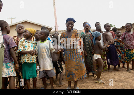Enfants jouant simple Simon dit dans village en Afrique Ghana Tamale Banque D'Images