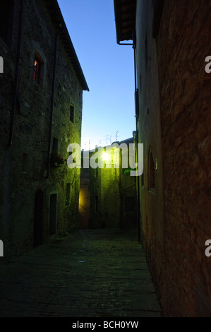 Alley la nuit près de la Piazza delle Erbe, San Gimignano Toscane Italie Banque D'Images