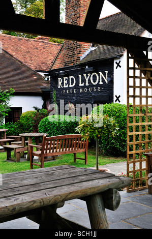 Le pub-restaurant Lyon rouge, Hurley, Berkshire, Royaume-Uni Banque D'Images