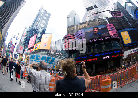 Touristes tourner la caméra sur WABC studios à Times Square le jeudi 2 juillet 2009 Frances M Roberts Banque D'Images