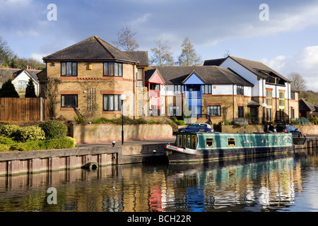 Royaume-Uni, Angleterre, Grand Londres, Harefield, développement de logements à côté du Grand Union Canal avec un bateau amarré appelé « Cancale » Banque D'Images