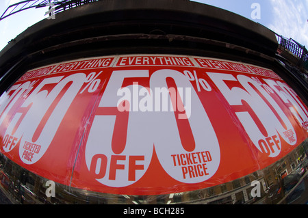 50  % sur les panneaux installés sur les fenêtres d'un store à Greenwich Village à New York Banque D'Images