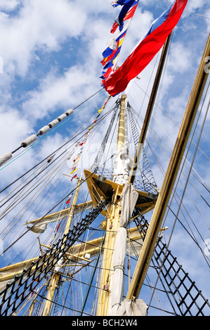 Tall Ship mast rigging et drapeaux Banque D'Images