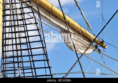 Navires à voile spar et le cache avec le gréement et voiles ferlées lignes Banque D'Images