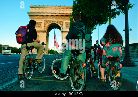 Paris France, avenue des champs Elysées, adolescents français à vélo visite 'Arc de Triomphe' à vélo, place Etoile, gens dans les rues de Paris Banque D'Images