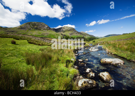 Gatesgarthdale Beck sous les rochers, Honistor Honister Pass 'le Lake District' Cumbria England UK Banque D'Images