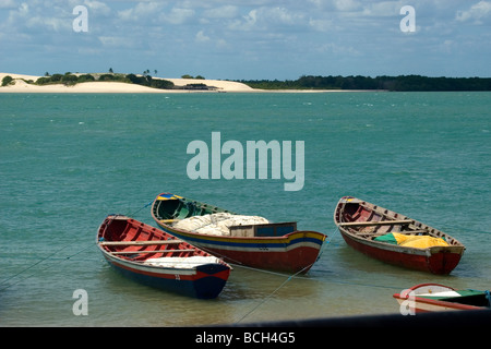 Cureau rivière avec des bateaux et des dunes de sable Camocim Ceara Brésil Banque D'Images