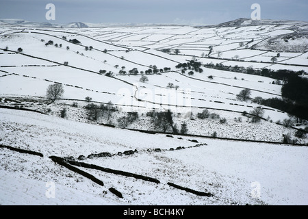 Paysage près de Hathersage dans le Derbyshire Peak District avec Mam Tor et perdre Hill sur l'horizon en hiver Banque D'Images