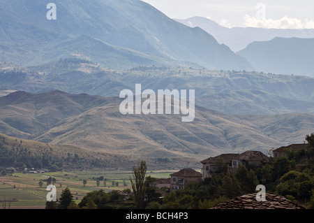 À la recherche de l'autre côté de la vallée vers le Lunxheria Drinos montagnes de Gjirokastra, dans le sud de l'Albanie Banque D'Images