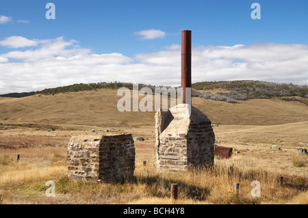 Ruines du bâtiment abandonné Historique Gold Rush de Kiandra Kosciuszko National Park montagnes enneigées du New South Wales Australie Banque D'Images