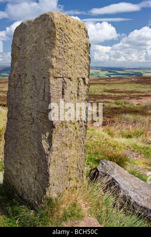 Lanshaw Lad, une frontière pierre sur Ilkley Moor, Yorkshire UK Banque D'Images