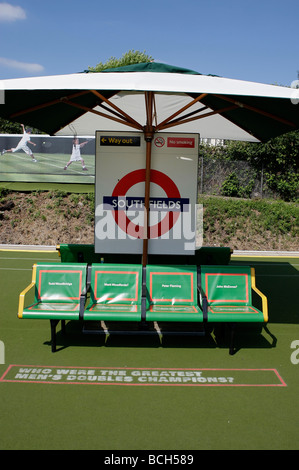 Station Southfields décoré pour le tournoi de Wimbledon Banque D'Images