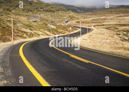 Route de Kosciuszko Charlotte Pass Parc National de Kosciuszko montagnes enneigées du New South Wales Australie Banque D'Images