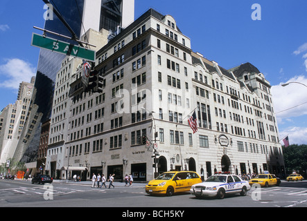 Bergdorf Goodman New York célèbre coin de rue. 5th Avenue 57th Street. Midtown Manhattan, Fifth Avenue, New York City, Day USA Shopping Banque D'Images