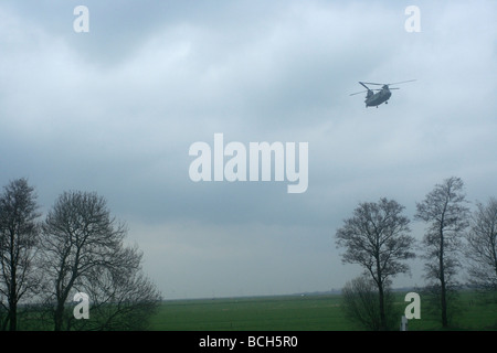 L'hélicoptère Chinook dans le mauvais temps. Banque D'Images