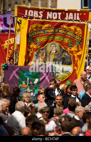 Les gens des différents lodges attendre avec leurs bannières dans le centre de Durham au cours de la 2009 Gala mineurs de Durham. Banque D'Images