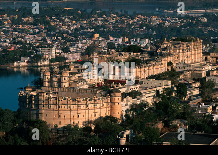 Inde Rajasthan Udaipur Pichola lake City Palace du Kishanpol Devi Temple de Hil Banque D'Images