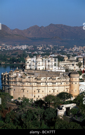 Inde Rajasthan Udaipur Pichola lake City Palace du Kishanpol Devi Temple de Hil Banque D'Images