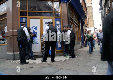 Homme d'être arrêté et fouillé dans London street par des agents de police Banque D'Images