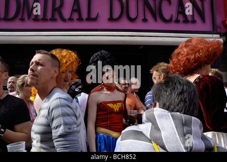 Les gens à l'extérieur de l'amiral Duncan pub gay de Soho Londres Banque D'Images