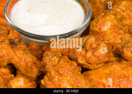 Un gros plan d'une des ailes de poulet épicées également connu sous le nom de Hot Wings avec trempette ranch Banque D'Images