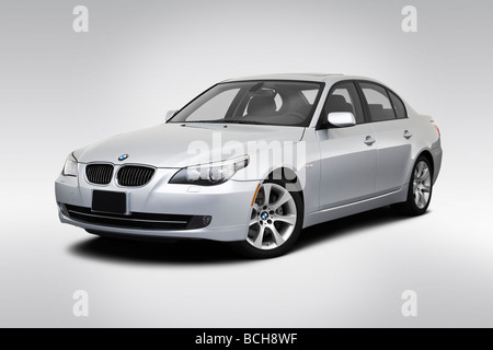 2010 BMW 5-series 535i en argent - angle de vue avant Banque D'Images