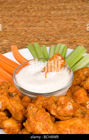 Ailes de poulet épicées hot wings avec carottes et céleri un seul tambour en sauce ranch Banque D'Images