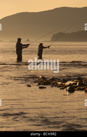 Pêche à la mouche de rivage couple baie Sitka près de Harbour Point dans le sud-est de l'Alaska Banque D'Images