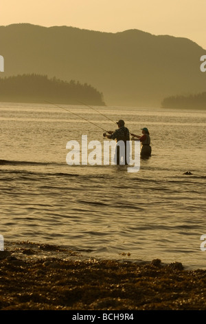 Pêche à la mouche de rivage couple baie Sitka près de Harbour Point dans le sud-est de l'Alaska Banque D'Images